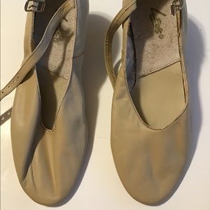 Leo’s tan dance shoes size 6M